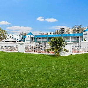 Super 8 By Wyndham Portsmouth - Norfolk